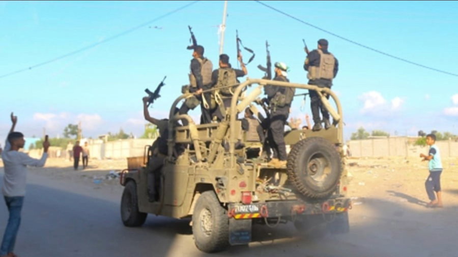 האזינו לרגעי האימה הדרמטיים כפי ששודרו ברדיו קול ברמה | בתמונה - מחבלי חמאס בבוקר הטבח