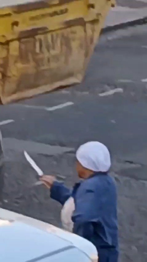 צפו במחבלת המוסלמית מאיימת עם הסכין הארוכה בלונדון