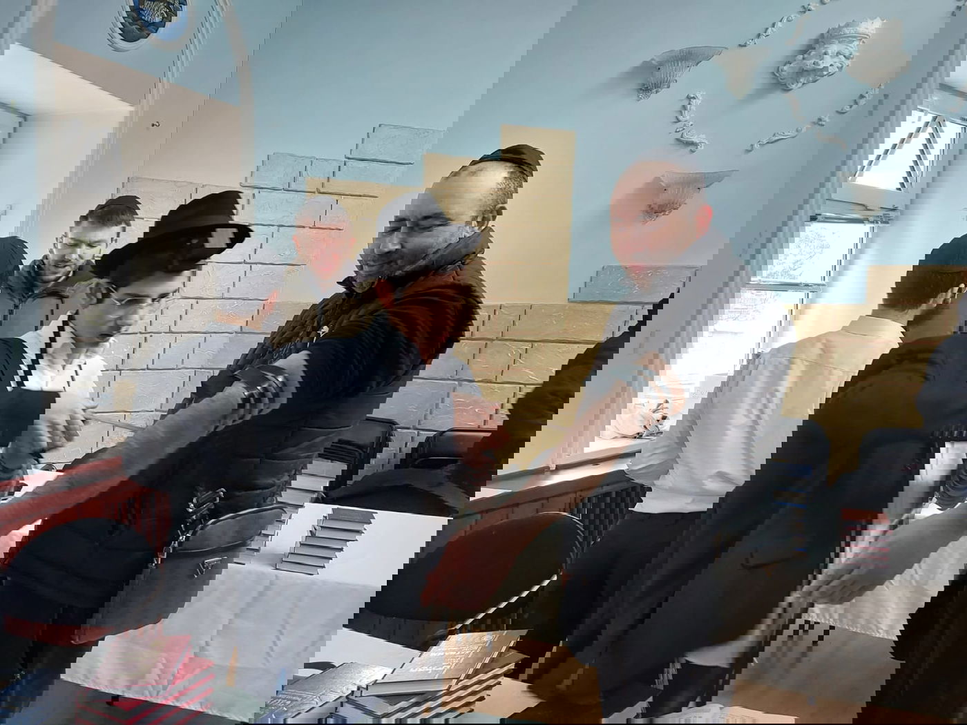 בעוד הצבא הרוסי מתקרב לעיר: יהודי סומי הפתיעו את הרב במתנה מיוחדת