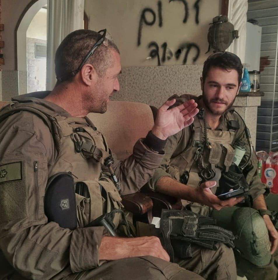 רועי (מימין) נפגש עם אביו אבידן במהלך הקרבות