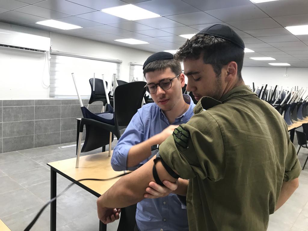 אילן ז"ל מניח תפילין לחבר