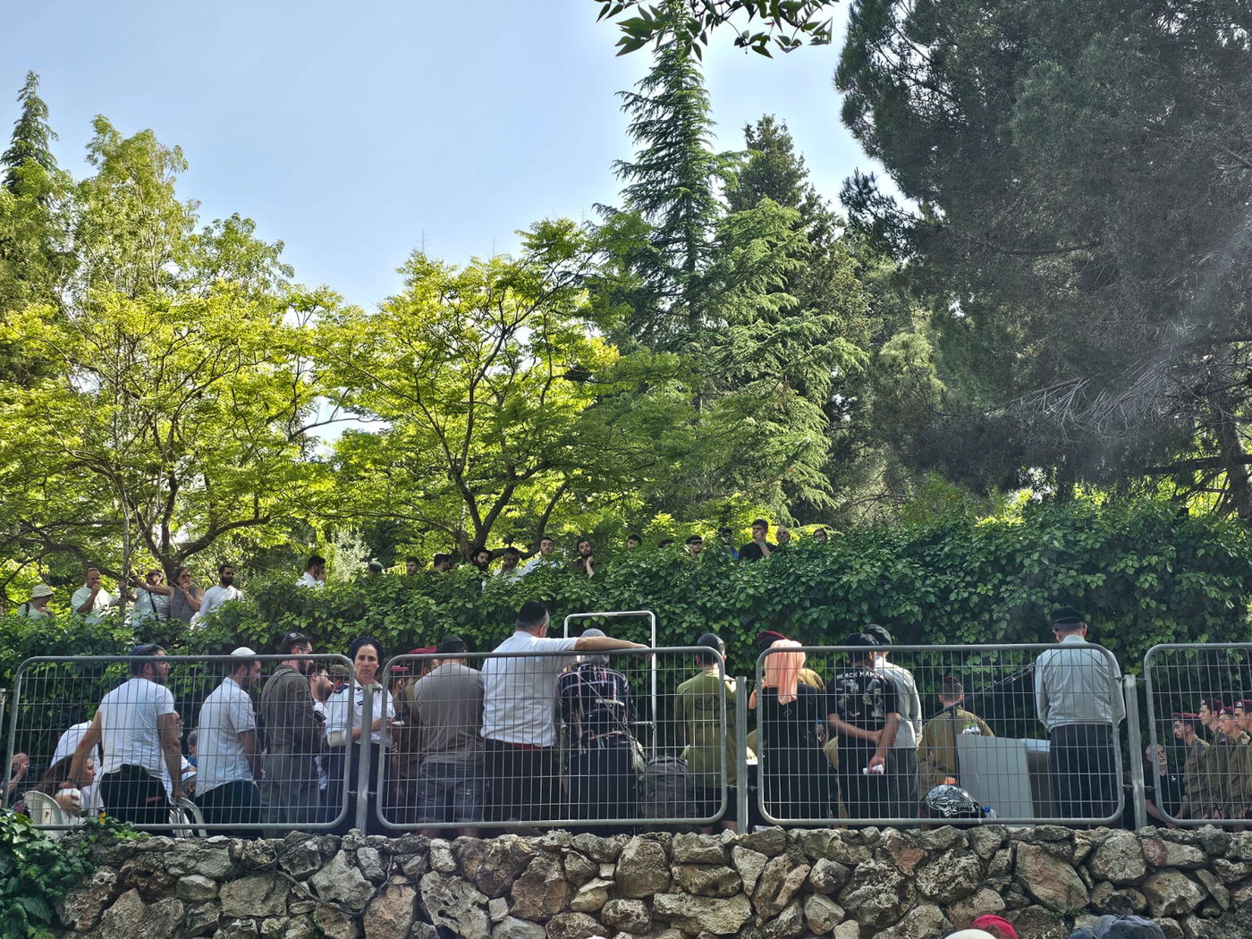 אלפים הגיעו בערב שבת להלוויית החייל הבודד שנפל בעזה