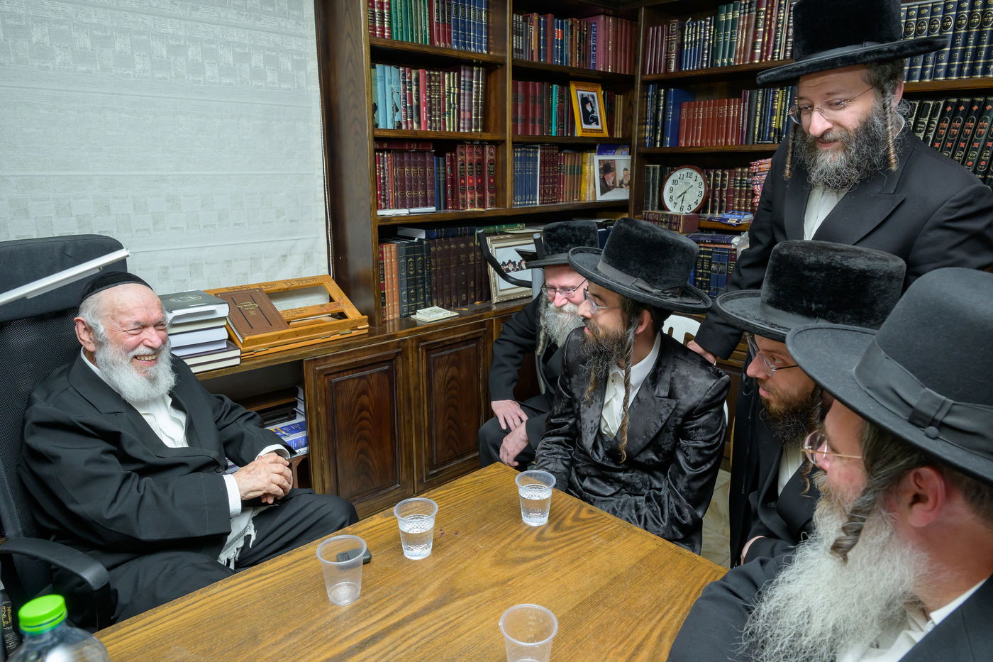 האדמו"ר מזוועהיל בבתי גדו"י בב"ב