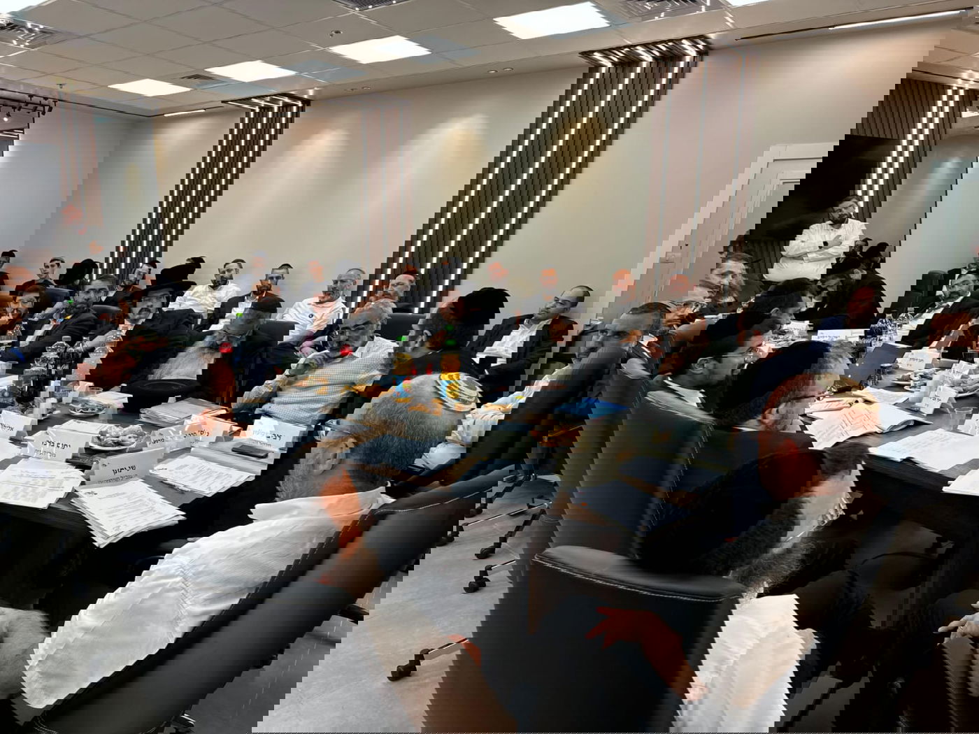 ישיבת המועצה כעת באלעד