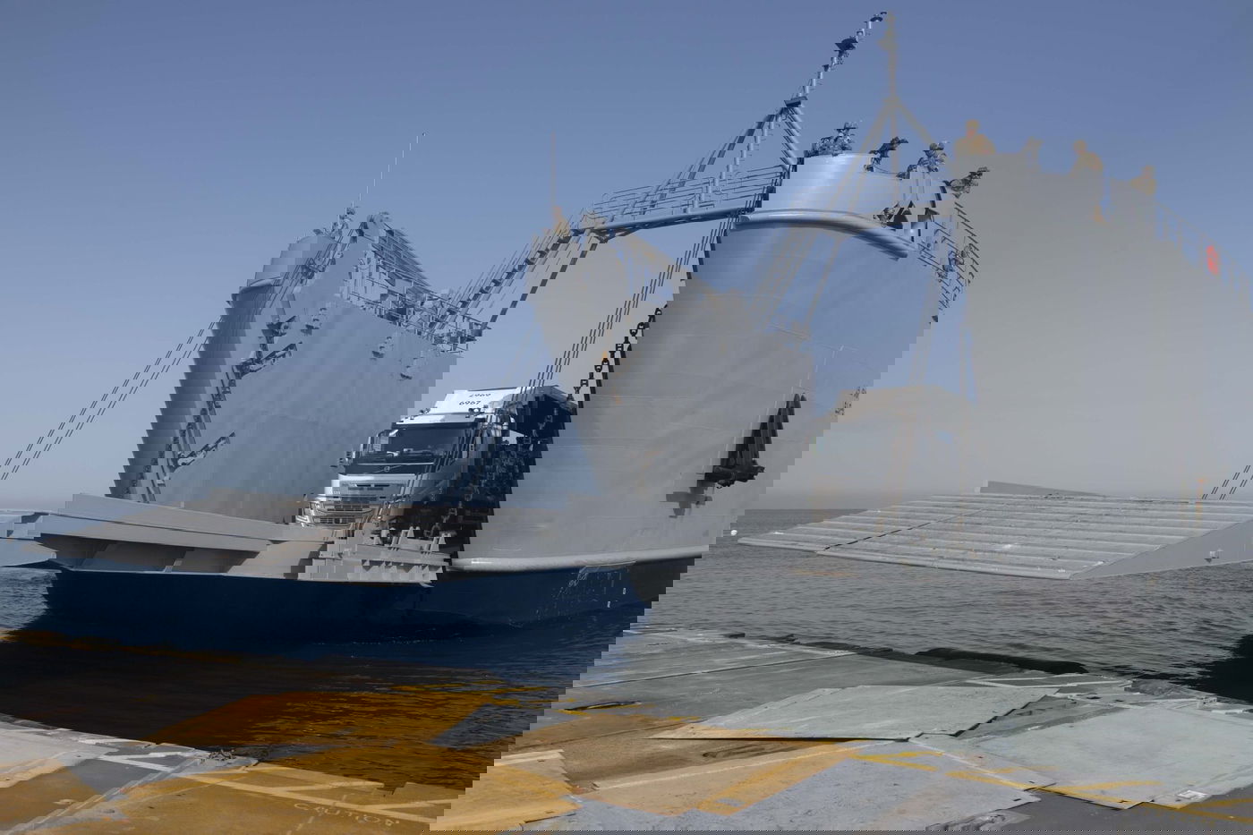 העברת הסיוע מהמזח לרצועה