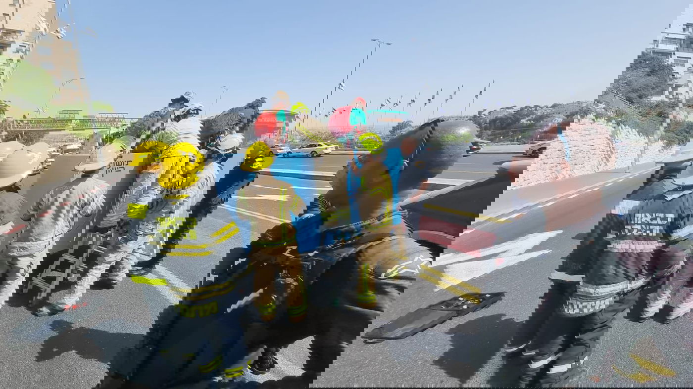 מפגינים הציבו קלפי בכביש הראשי בכניסה לירושלים; 3 מפגינים נעצרו