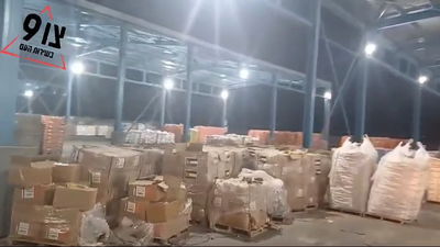 קולה, חטיפים ושוקולד: סיבוב במחסן ה"סיוע ההומניטרי"