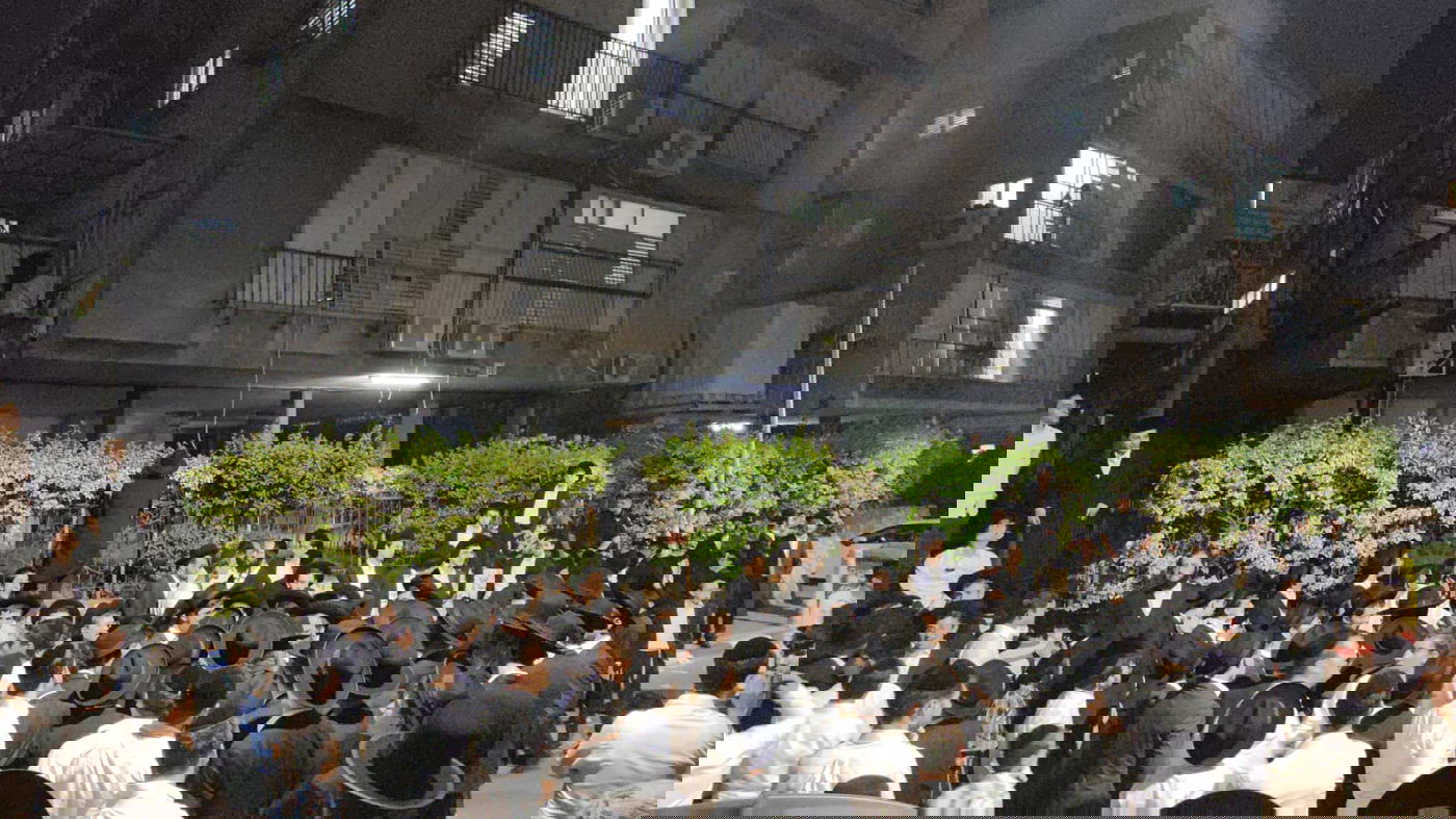 המפגינים מול ביתו של מוטל'ה קרליץ ברחוב רשב"ם