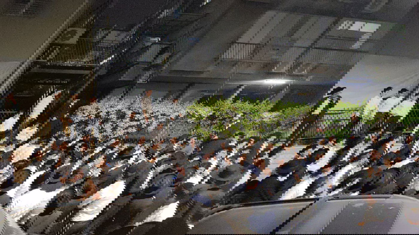 המפגינים מול ביתו של מוטל'ה קרליץ ברחוב רשב"ם