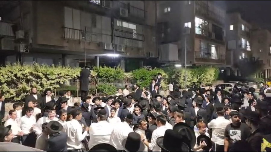 המפגינים מול ביתו של מוטל'ה קרליץ ברחוב רשב"ם