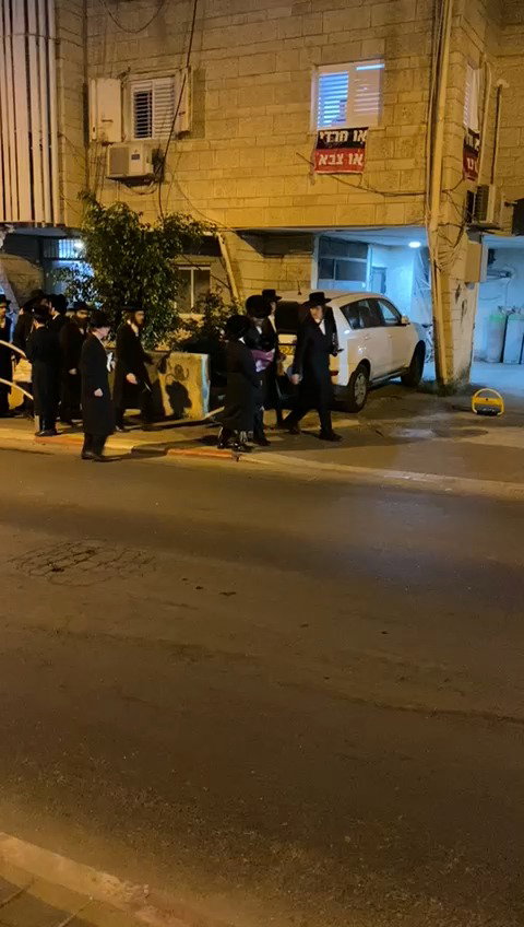 המפגינים ליד ביתו של יו"ר 'דגל התורה' ח"כ משה גפני