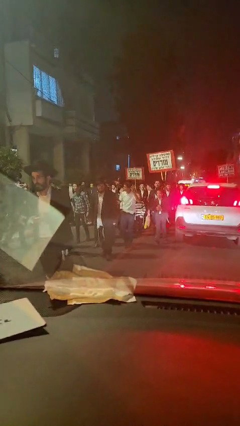 המפגינים ברחוב רשב"ם בבני ברק