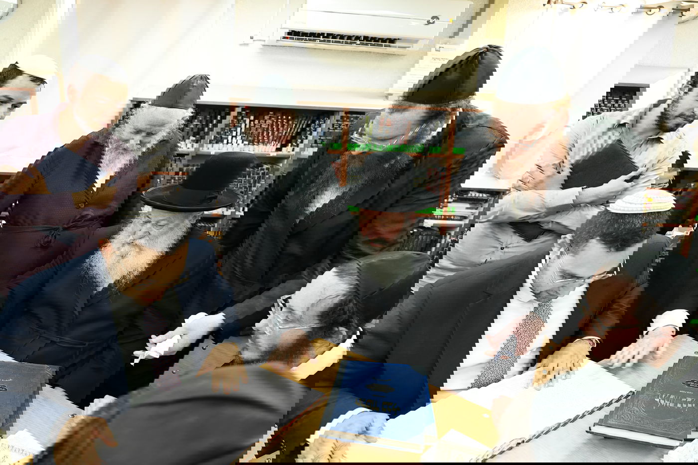 וסרלאוף וגולדקנופף בישיבת גור בערד