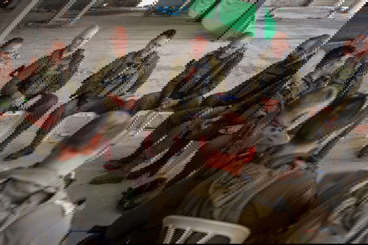 עם אנשי המילואים