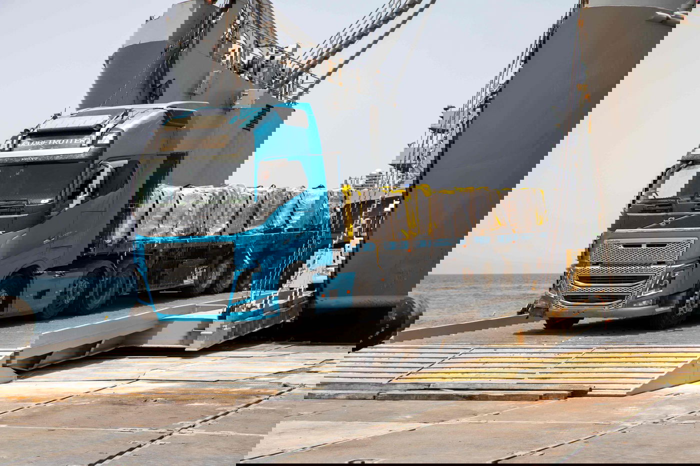 צה"ל: תקפנו חמושים שהשתלטו על שיירה הומניטרית