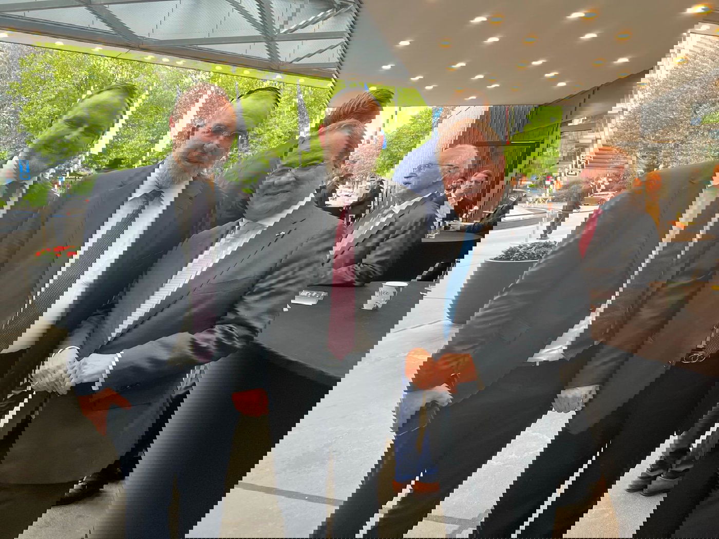 ארמין לאשט מימין לח"כ אשר