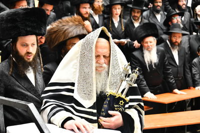 האדמו"ר ממודז'יץ עם ספר תורה