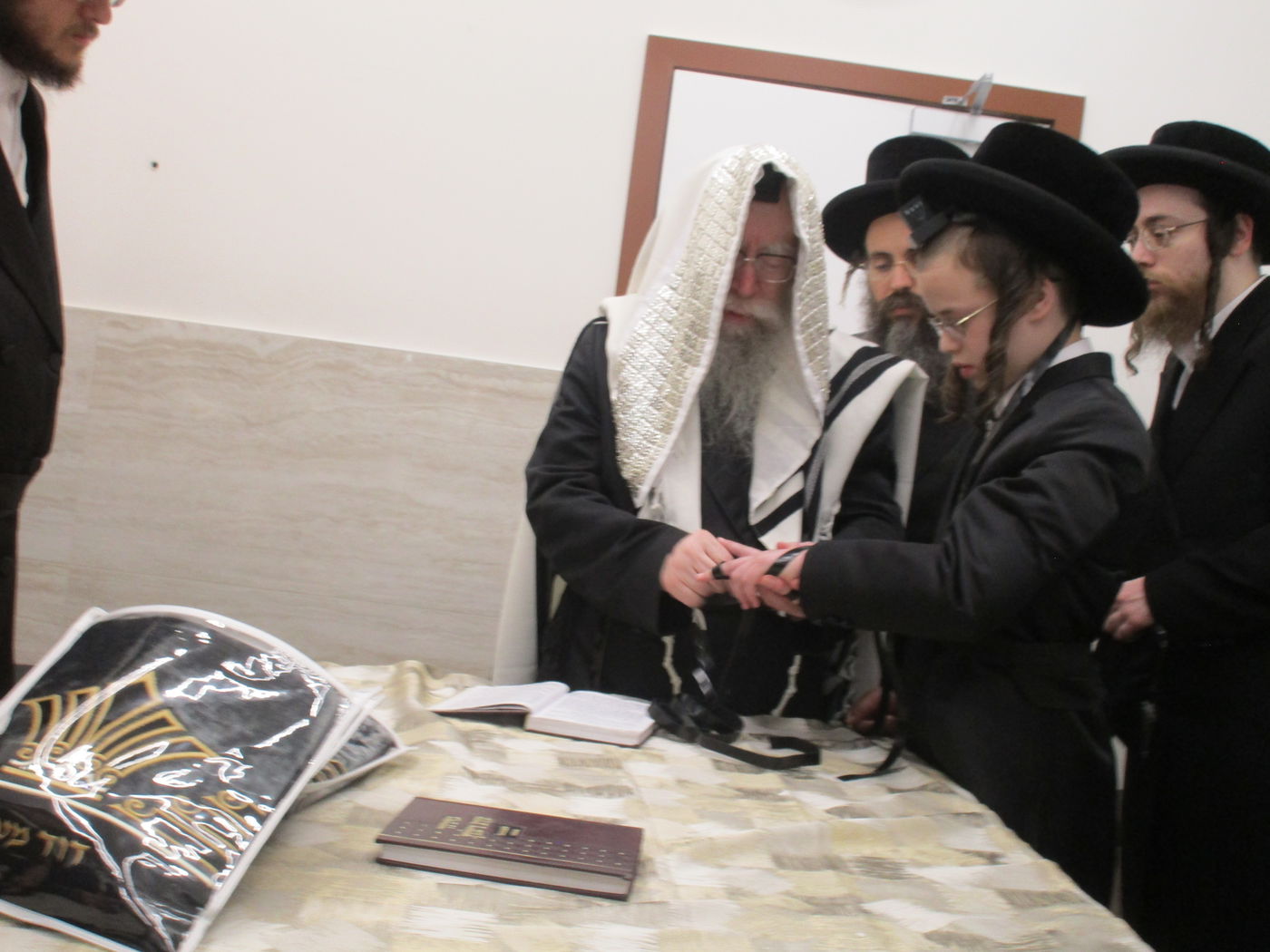 האדמו"ר מפשעווארסק בהנחת תפילין לנכד הגר"מ דייטש 