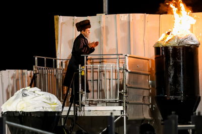 איפול על השעות: 'כיכר השבת' יעביר שידור ישיר ממירון | אלו זמני ההדלקות בחצרות הקודש