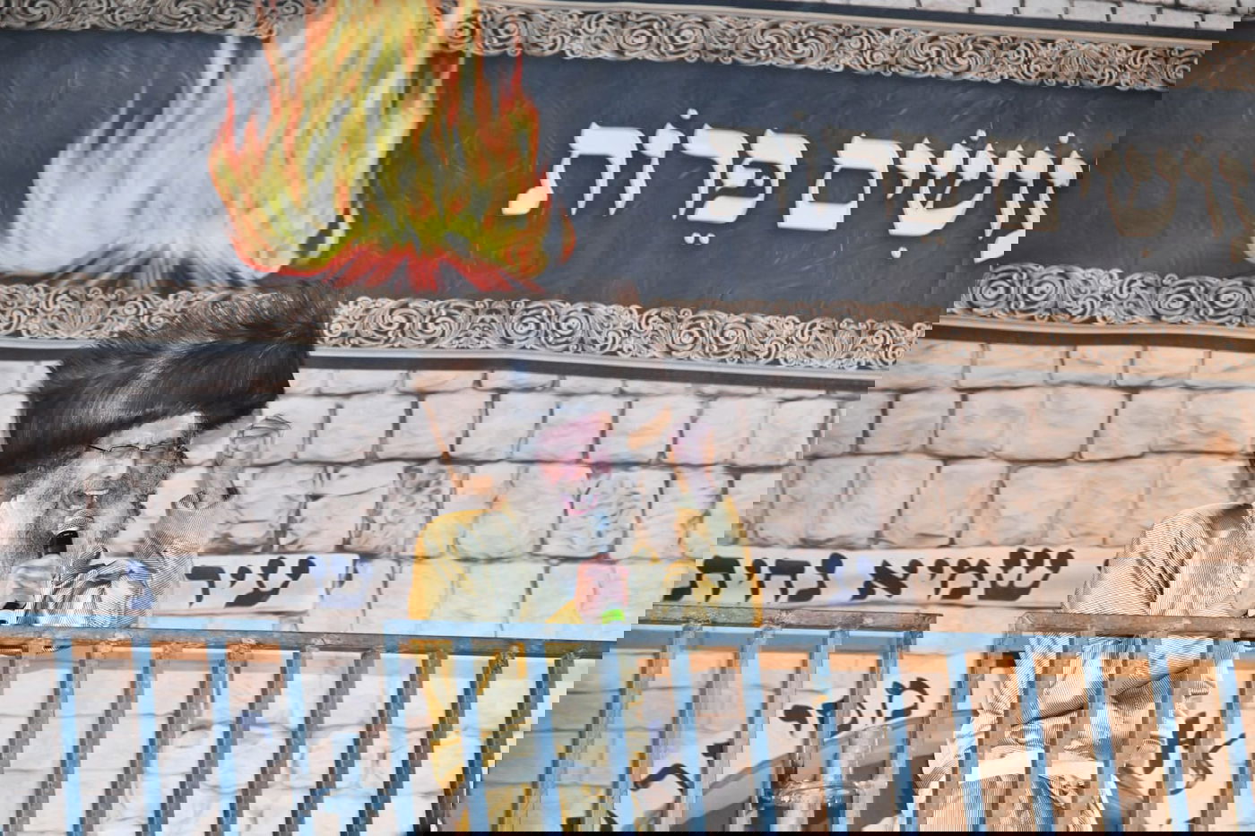 הרה"צ רבי אלימלך בידרמן בהדלקה