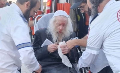 הקשיש שהוטח בעוצמה על הכביש ונחבל בפניו