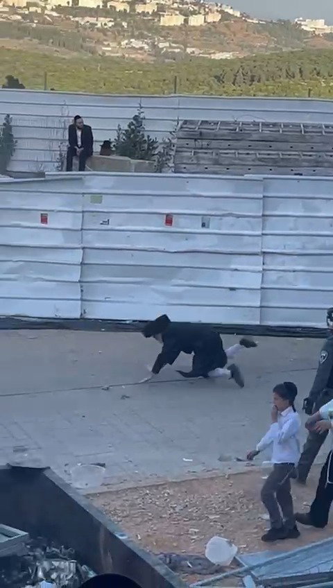 התיעוד המחריד שהסעיר את הרשת: קשיש חרדי מוטח בעוצמה על הרצפה