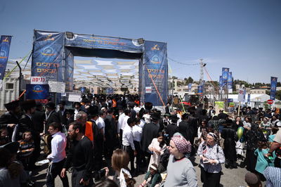 הדלקת האדמו"ר מקרלין ומעמד 'נעילת החג' במתכונת מירון | ישיר משמעון הצדיק