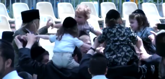 הדלקת האדמו"ר מקרלין ומעמד 'נעילת החג' במתכונת מירון | ישיר משמעון הצדיק
