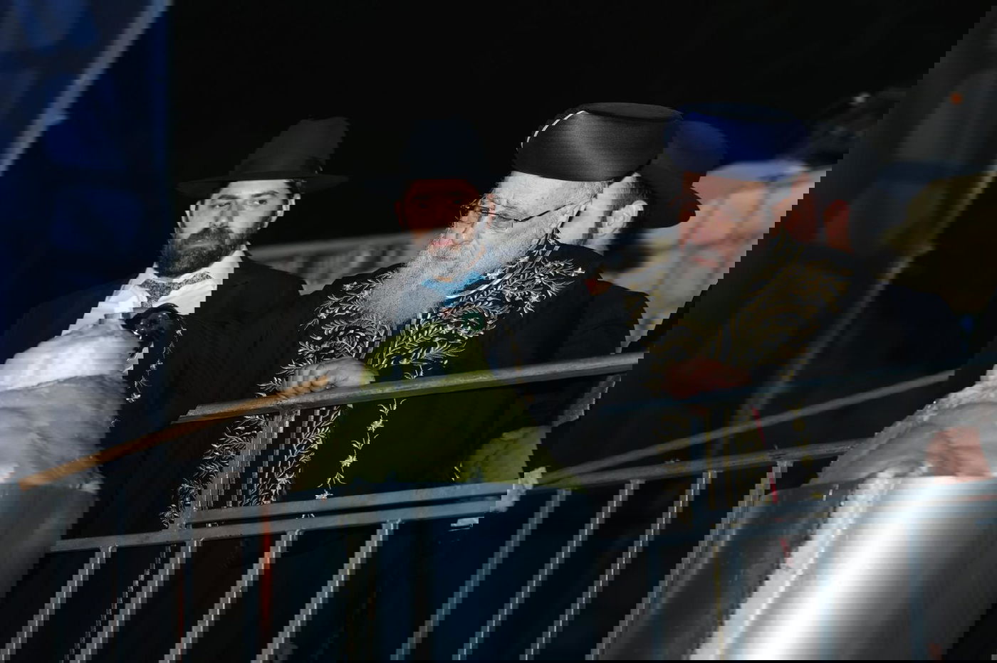 ההדלקה המרכזית בראשות הראש"ל הגאון רבי יצחק יוסף ב'חצר ההילולא' בסמוך לציון שמעון הצדיק בירושלים