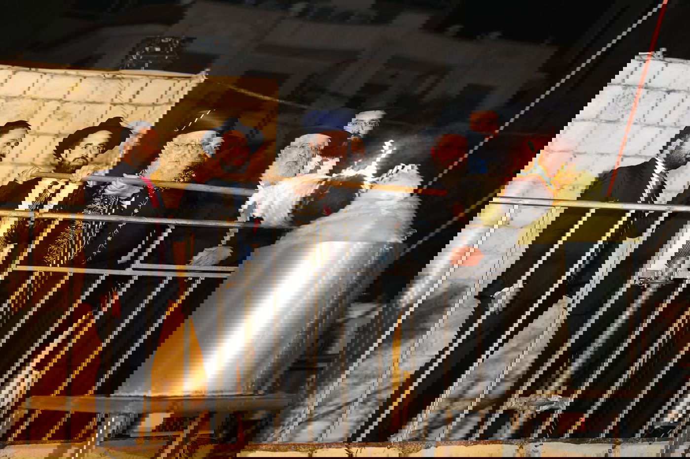 ההדלקה המרכזית בראשות הראש"ל הגאון רבי יצחק יוסף ב'חצר ההילולא' בסמוך לציון שמעון הצדיק בירושלים