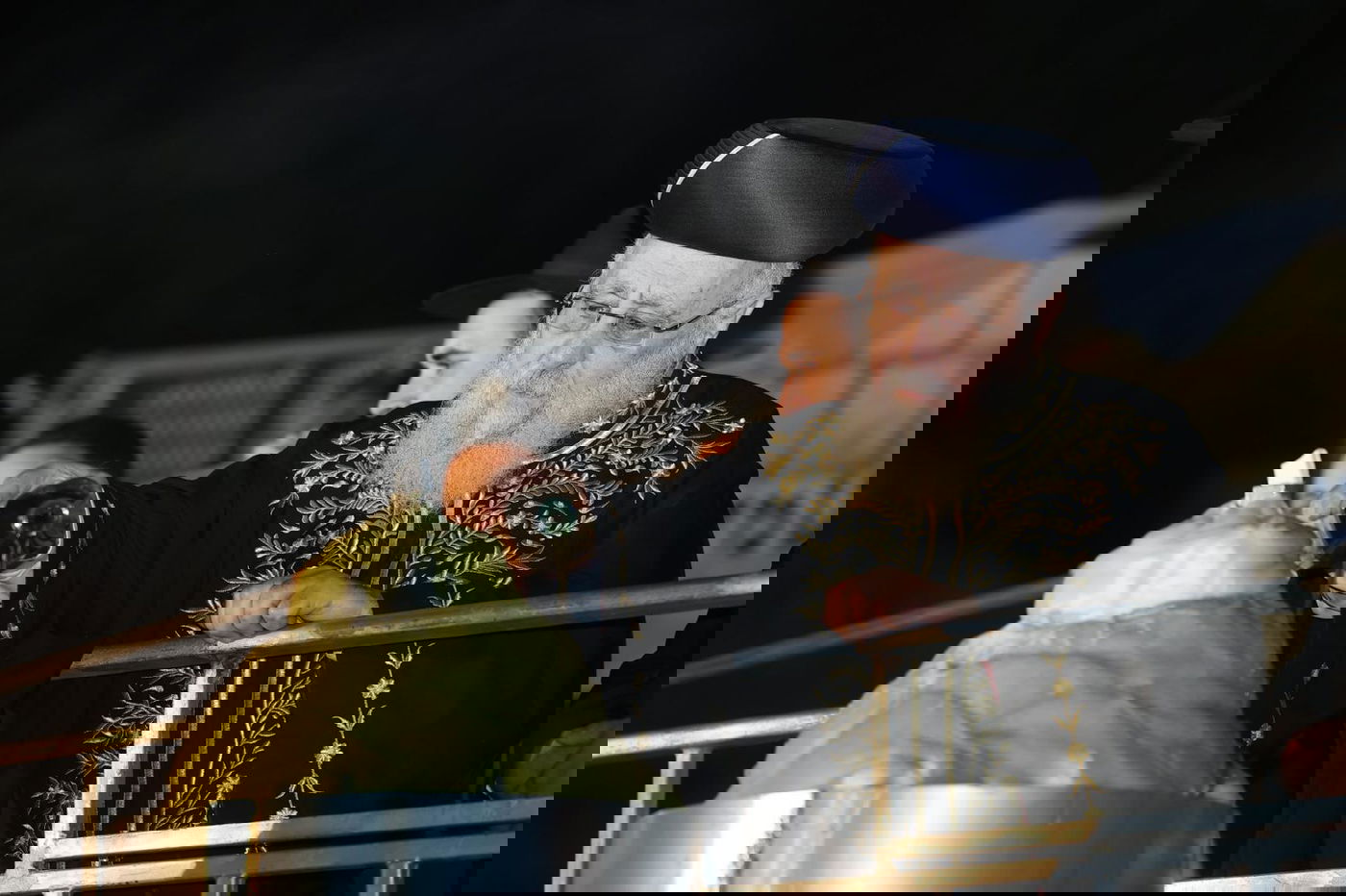 ההדלקה המרכזית בראשות הראש"ל הגאון רבי יצחק יוסף ב'חצר ההילולא' בסמוך לציון שמעון הצדיק בירושלים