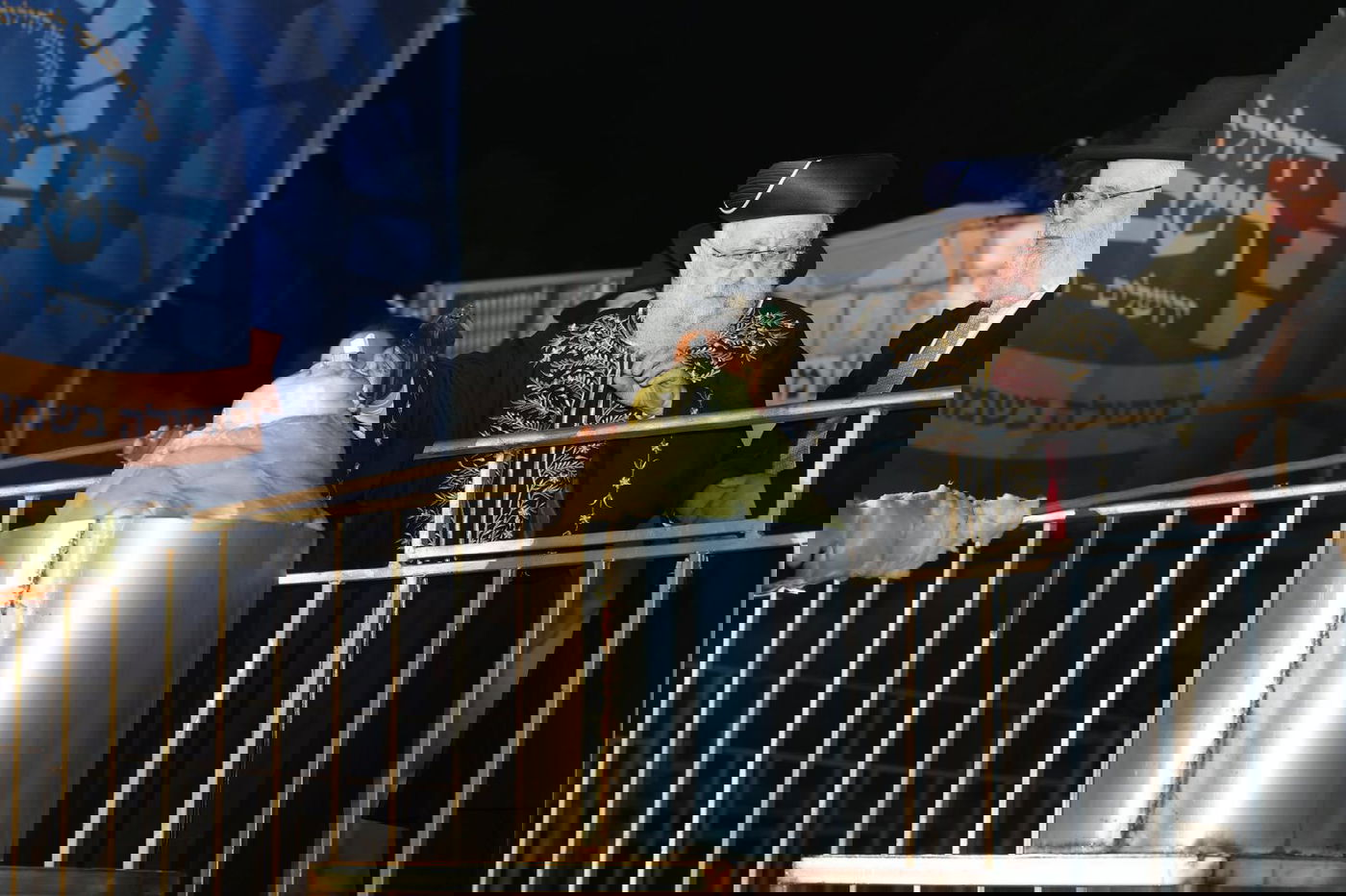 ההדלקה המרכזית בראשות הראש"ל הגאון רבי יצחק יוסף ב'חצר ההילולא' בסמוך לציון שמעון הצדיק בירושלים