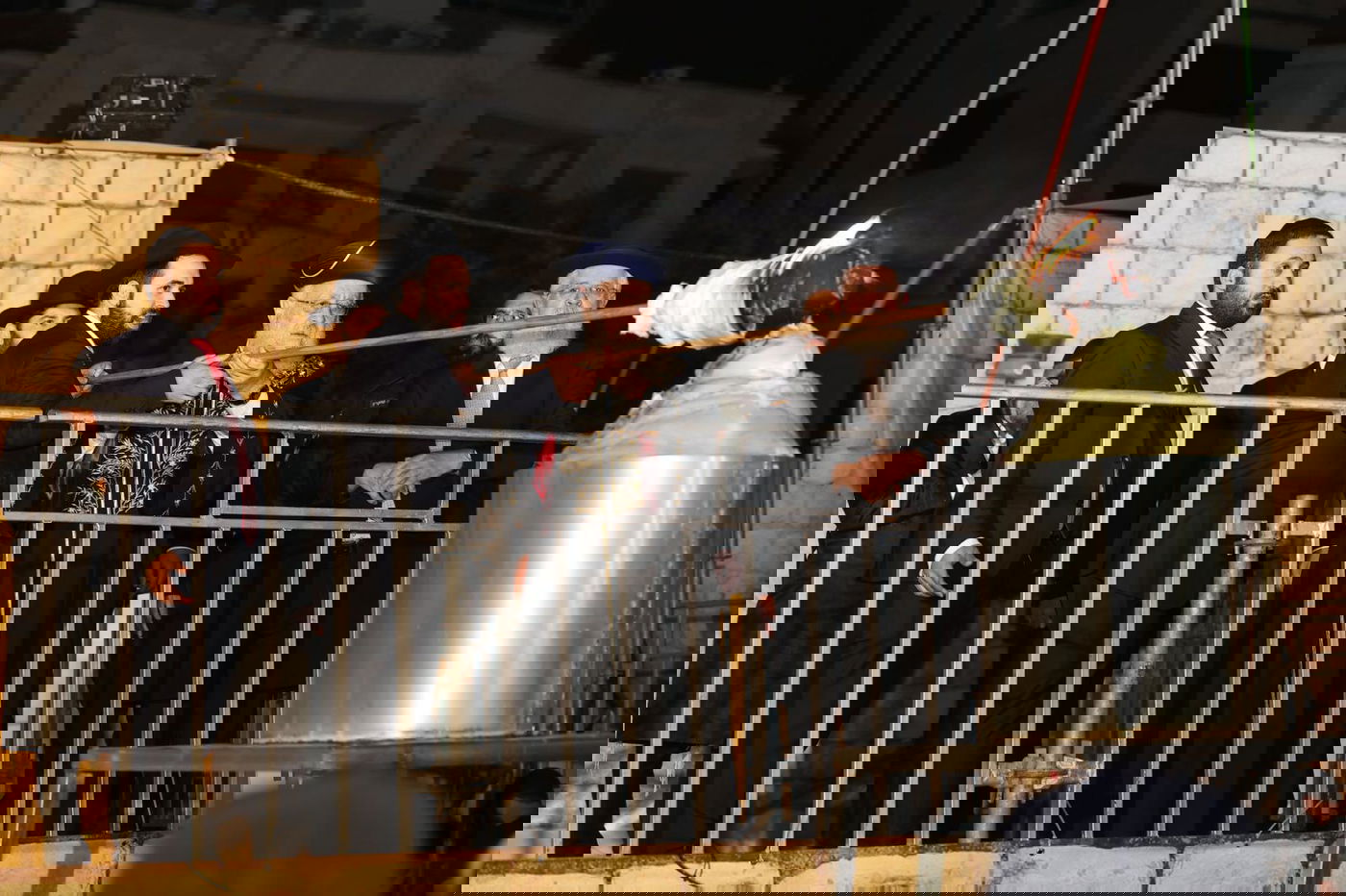 ההדלקה המרכזית בראשות הראש"ל הגאון רבי יצחק יוסף ב'חצר ההילולא' בסמוך לציון שמעון הצדיק בירושלים