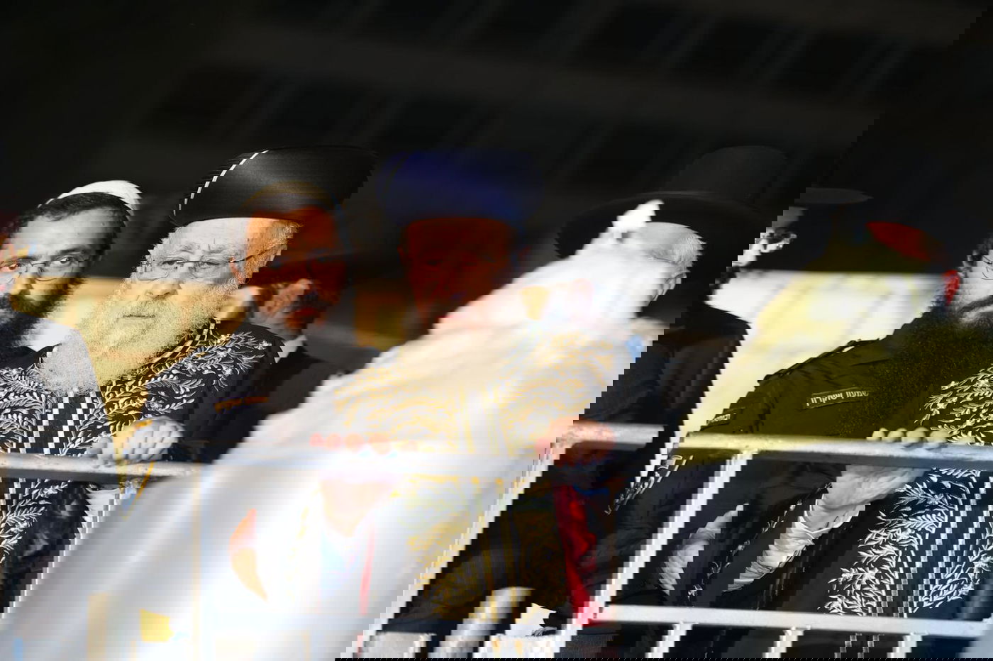 ההדלקה המרכזית בראשות הראש"ל הגאון רבי יצחק יוסף ב'חצר ההילולא' בסמוך לציון שמעון הצדיק בירושלים