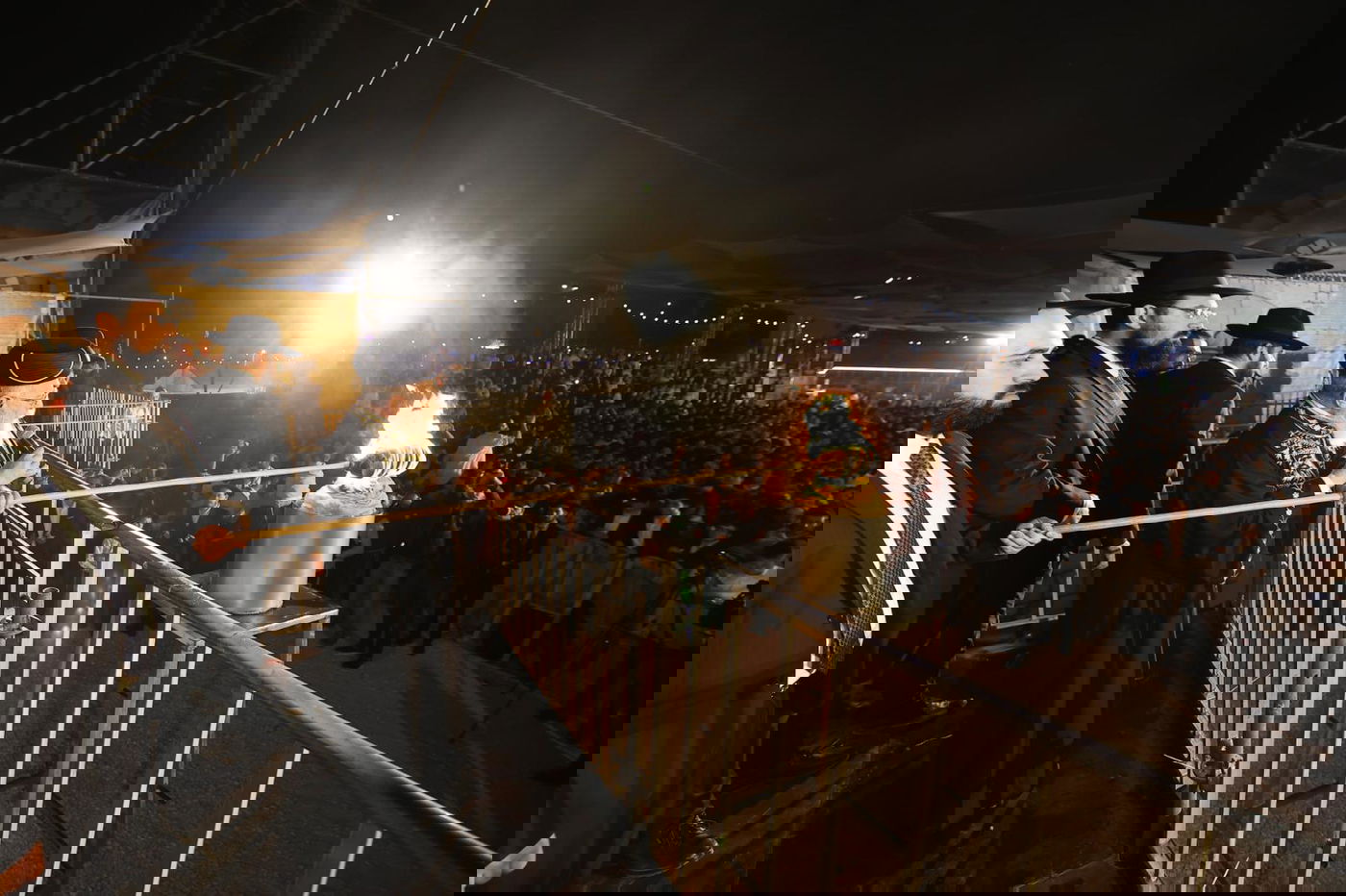 ההדלקה המרכזית בראשות הראש"ל הגאון רבי יצחק יוסף ב'חצר ההילולא' בסמוך לציון שמעון הצדיק בירושלים