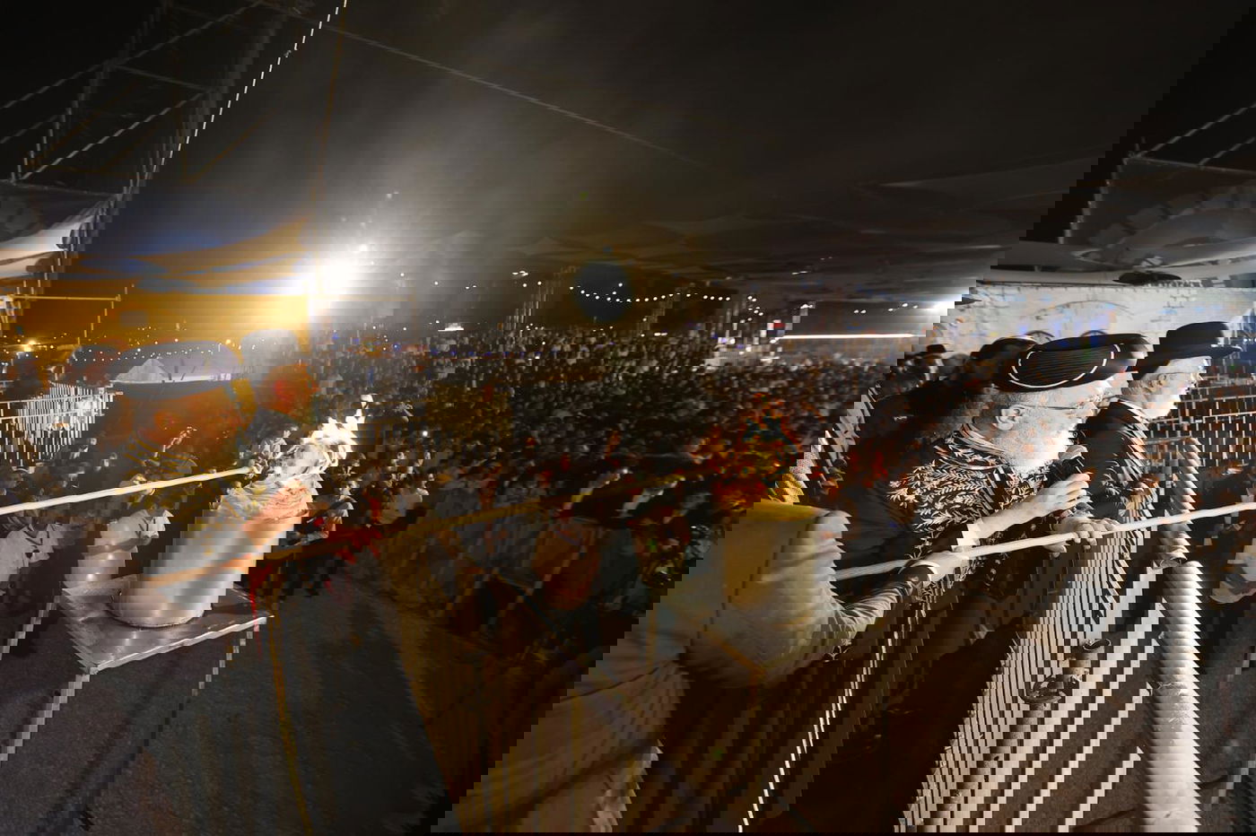 ההדלקה המרכזית בראשות הראש"ל הגאון רבי יצחק יוסף ב'חצר ההילולא' בסמוך לציון שמעון הצדיק בירושלים