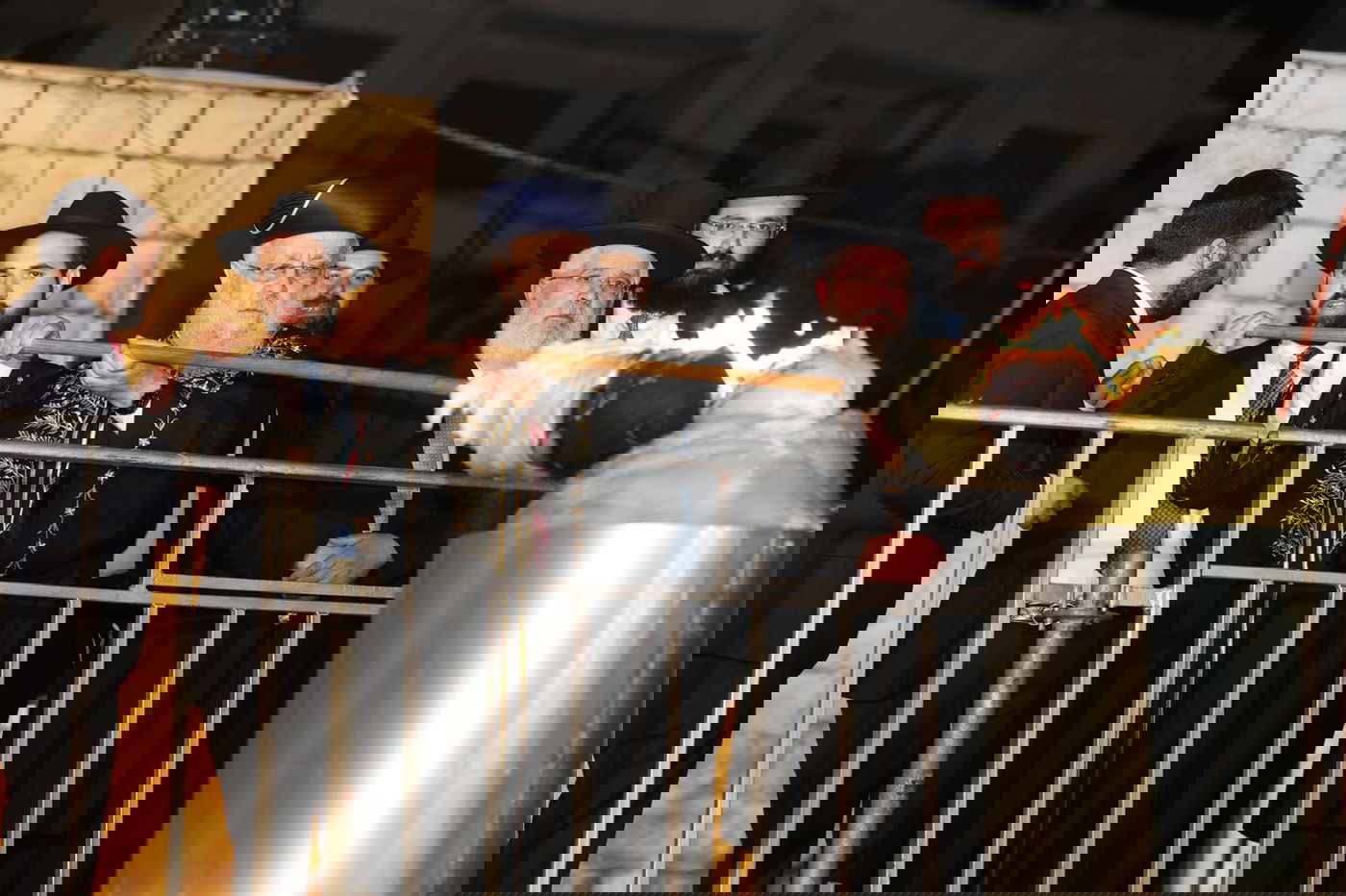 ההדלקה המרכזית בראשות הראש"ל הגאון רבי יצחק יוסף ב'חצר ההילולא' בסמוך לציון שמעון הצדיק בירושלים