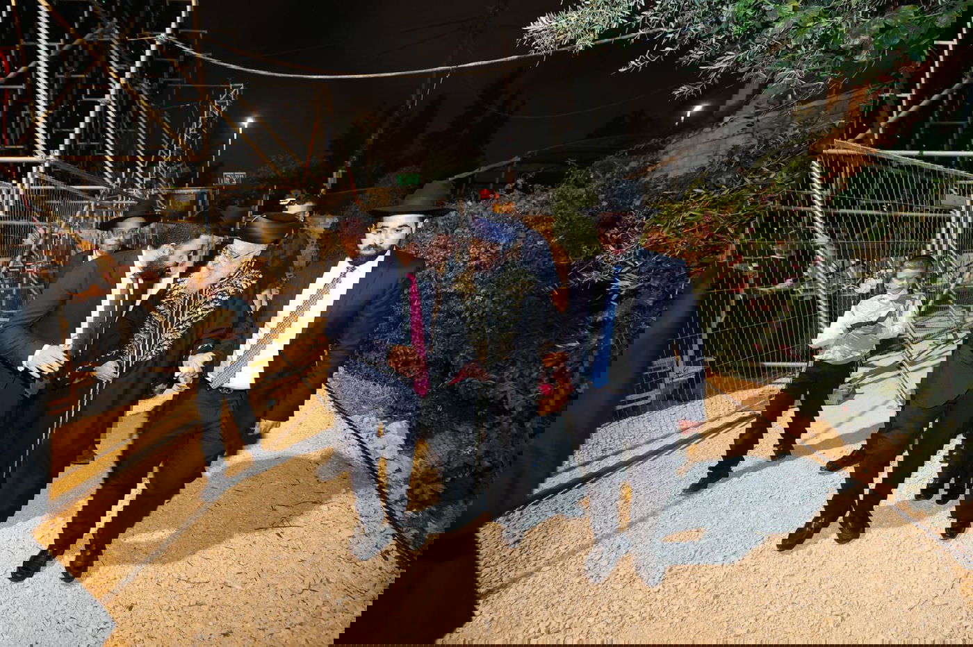 ההדלקה המרכזית בראשות הראש"ל הגאון רבי יצחק יוסף ב'חצר ההילולא' בסמוך לציון שמעון הצדיק בירושלים