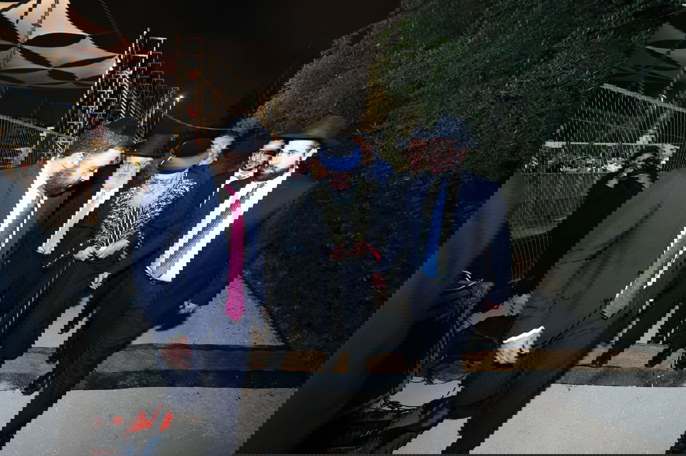 ההדלקה המרכזית בראשות הראש"ל הגאון רבי יצחק יוסף ב'חצר ההילולא' בסמוך לציון שמעון הצדיק בירושלים