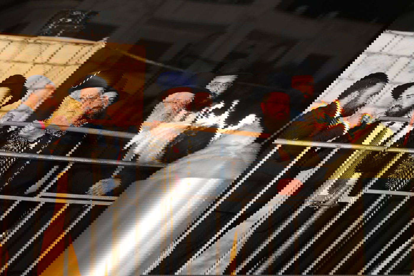 ההדלקה המרכזית בראשות הראש"ל הגאון רבי יצחק יוסף ב'חצר ההילולא' בסמוך לציון שמעון הצדיק בירושלים