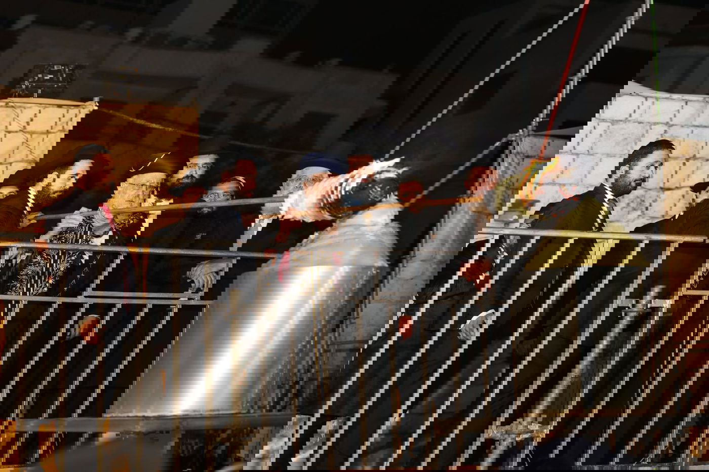 ההדלקה המרכזית בראשות הראש"ל הגאון רבי יצחק יוסף ב'חצר ההילולא' בסמוך לציון שמעון הצדיק בירושלים