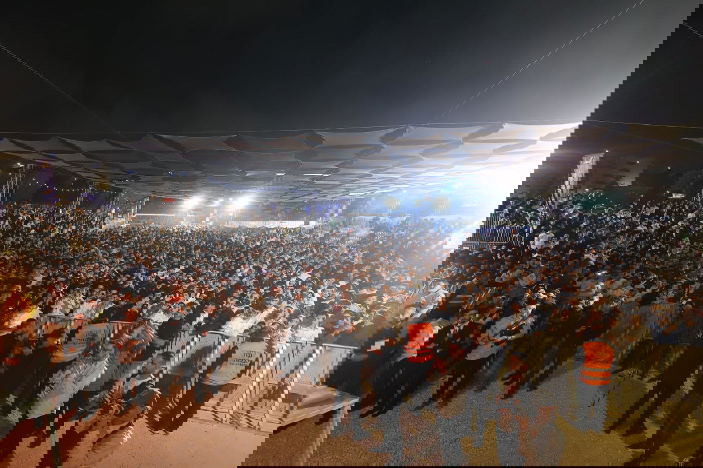 ההדלקה המרכזית בראשות הראש"ל הגאון רבי יצחק יוסף ב'חצר ההילולא' בסמוך לציון שמעון הצדיק בירושלים