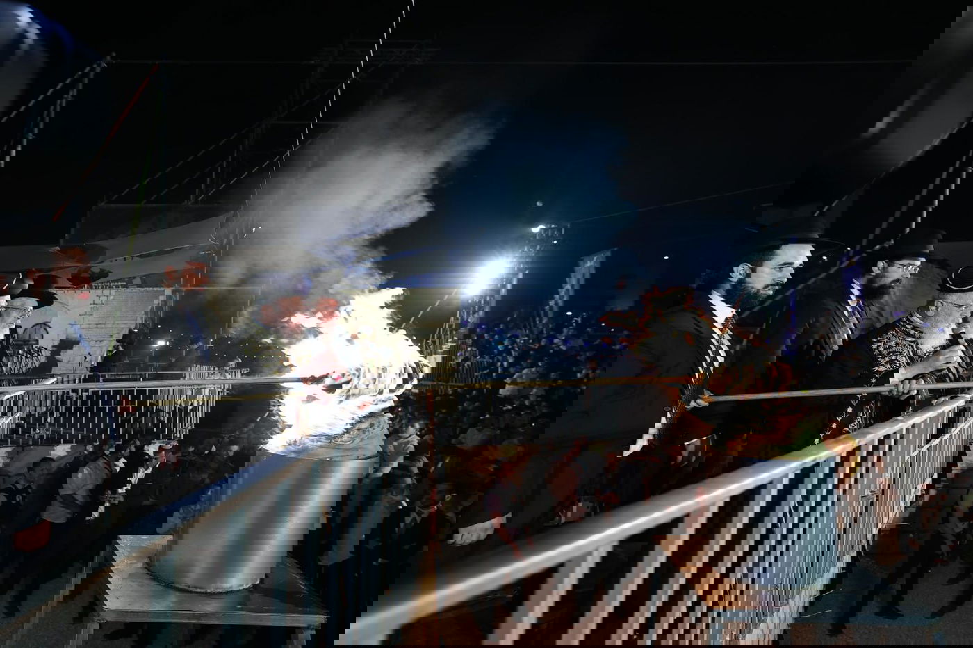 ההדלקה המרכזית בראשות הראש"ל הגאון רבי יצחק יוסף ב'חצר ההילולא' בסמוך לציון שמעון הצדיק בירושלים