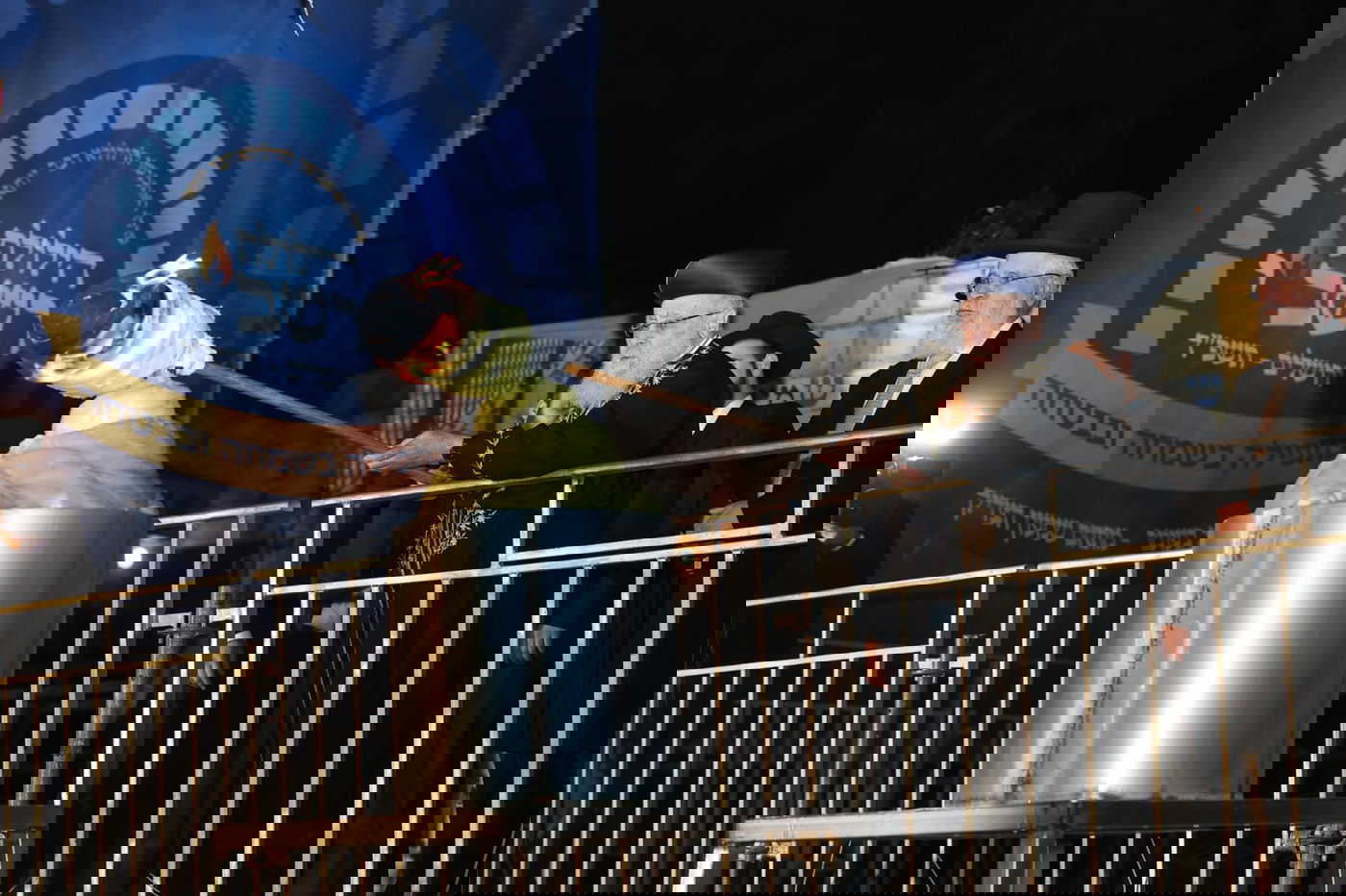 ההדלקה המרכזית בראשות הראש"ל הגאון רבי יצחק יוסף ב'חצר ההילולא' בסמוך לציון שמעון הצדיק בירושלים