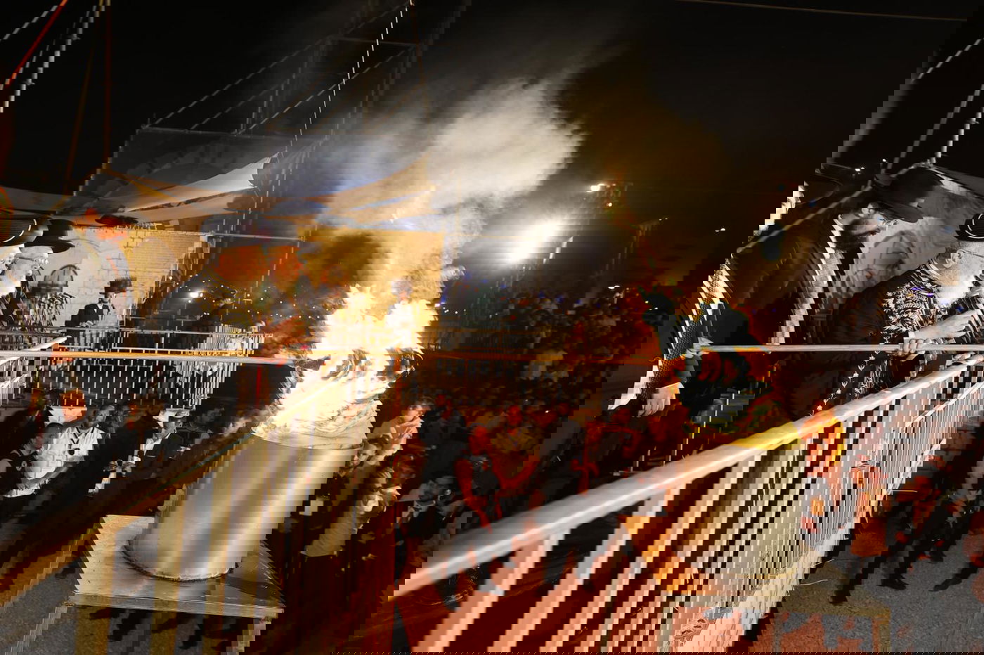 ההדלקה המרכזית בראשות הראש"ל הגאון רבי יצחק יוסף ב'חצר ההילולא' בסמוך לציון שמעון הצדיק בירושלים