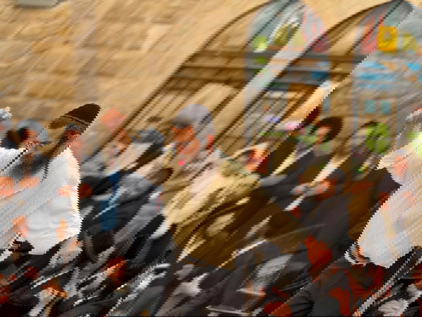 בחוץ ההר סגור; בפנים בציון מאות רוקדים | תיעוד ממירון