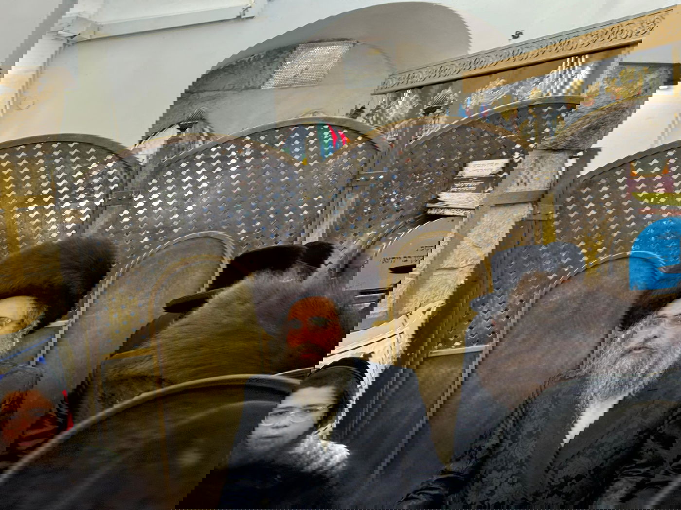 בחוץ ההר סגור; בפנים בציון מאות רוקדים | תיעוד ממירון