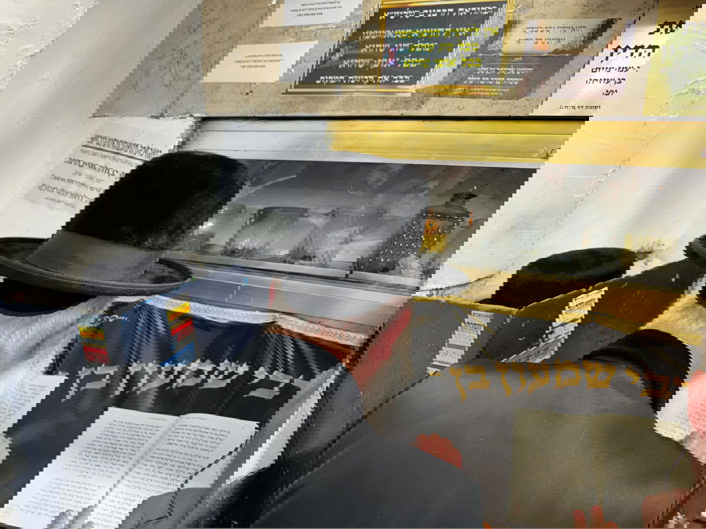 בחוץ ההר סגור; בפנים בציון מאות רוקדים | תיעוד ממירון