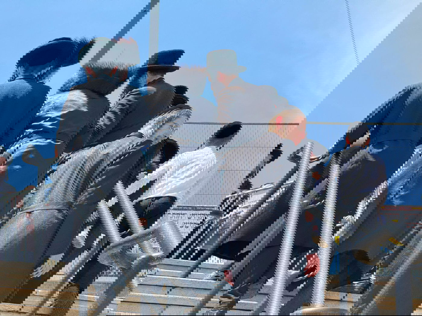 בחוץ ההר סגור; בפנים בציון מאות רוקדים | תיעוד ממירון