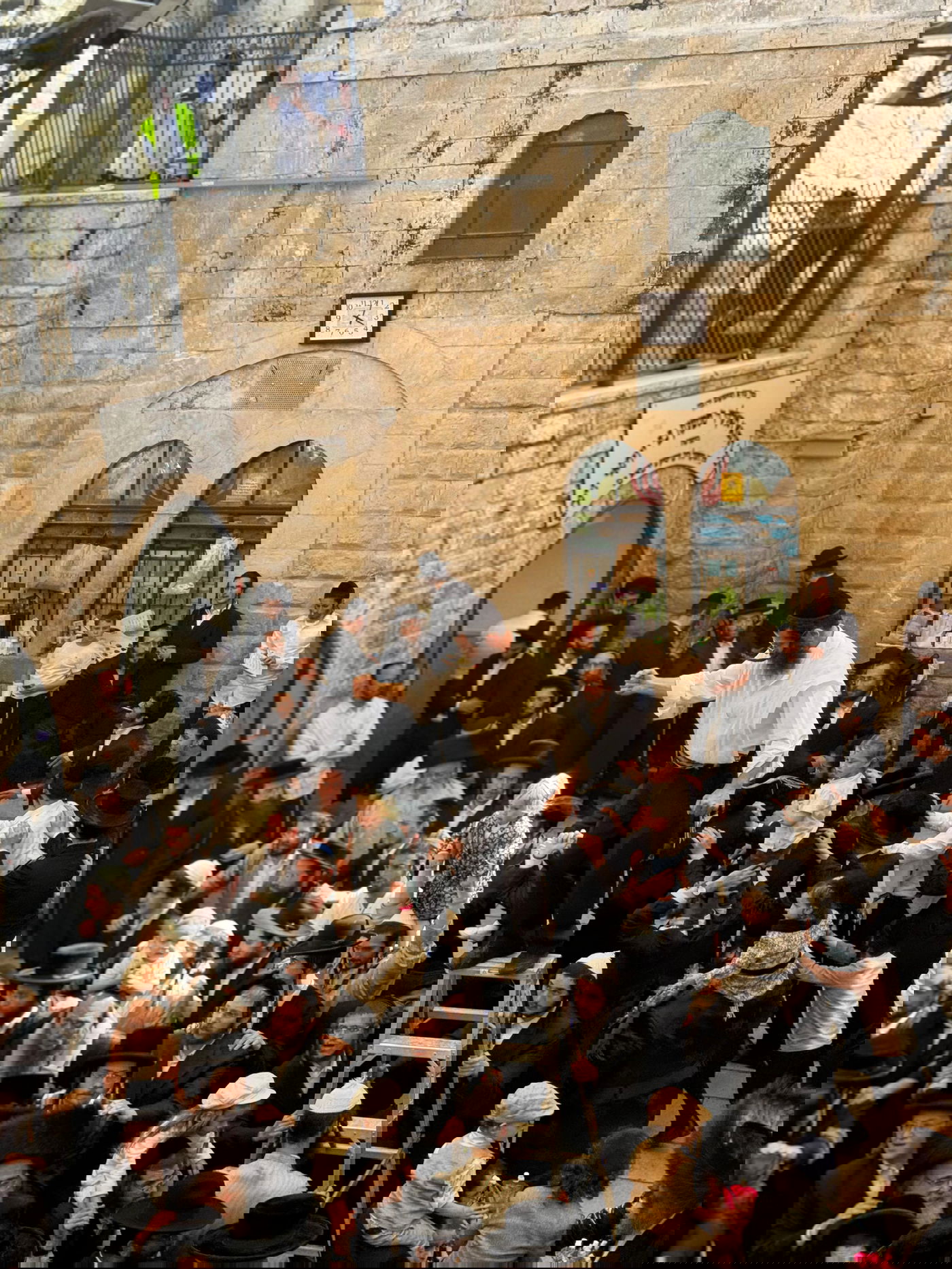 בחוץ ההר סגור; בפנים בציון מאות רוקדים | תיעוד ממירון